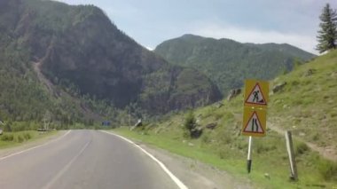 Dağ nehir Chuya Chuysky Trakt boyunca