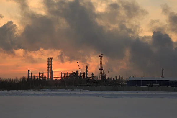 炼油厂化学在落日的天空背景在冬天. — 图库照片