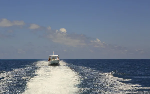 Barca turistica nell'Oceano Indiano. Seychelles . — Foto Stock