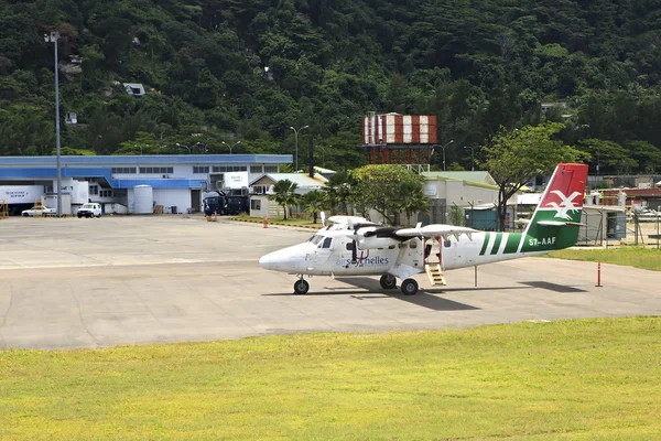 Flugzeuge lokaler Fluggesellschaften auf dem internationalen Flughafen der Seychellen auf der Insel Mahé. — Stockfoto