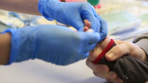 Заборный анализ крови у ребенка . — стоковое видео