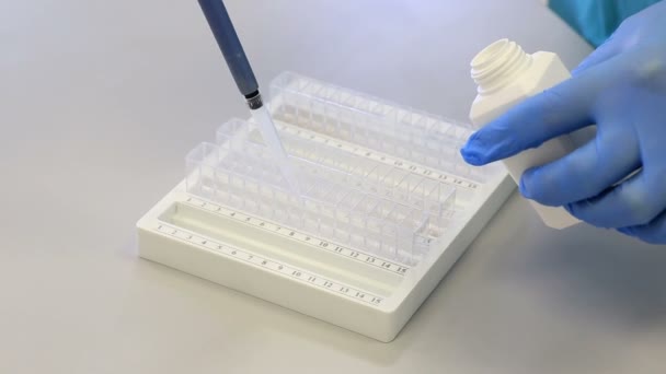 Distribución del dispensador de reactivos en pistas multikyuveta con muestras para analizador bioquímico . — Vídeos de Stock