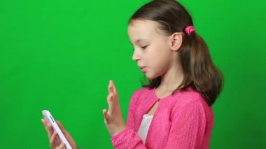 Skype telefon konuşuyor duygusal küçük kız.