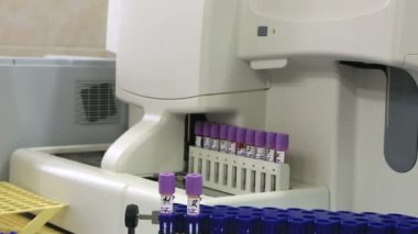 Modern yüksek performanslı otomatik Hematoloji analyzer ile otomatik yükleyici.