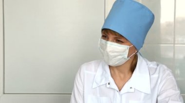 Hemşire bir parmak çocuğun kanı tıbbi laboratuvar olarak alır..