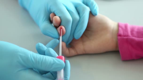 L'infermiera prende il sangue da un dito di bambino in laboratorio medico . — Video Stock