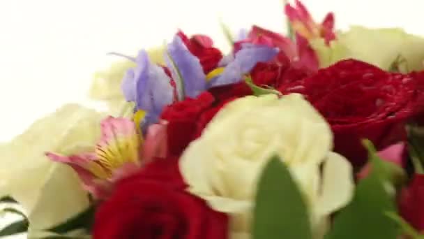 Vacker bukett rosor, iris och alstroemeria snabbt roterande. — Stockvideo