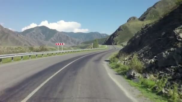 Fahrt auf dem Chuysky Trakt im Altai. — Stockvideo