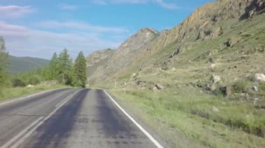 Chuysky Trakt Altay dağlarında seyahat.