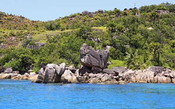 Beautiful Huge granite boulders on Curieuse Island in Indian Ocean. — Stock Photo, Image