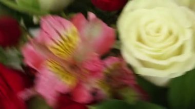 Güzel buket gül, Iris ve hızlı bir şekilde döndürme alstroemeria.