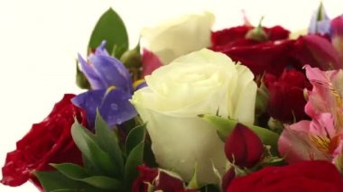 Güzel buket gül, Iris ve alstroemeria döner.