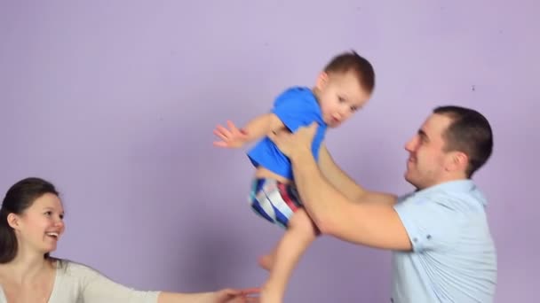 Père heureux lève les bras de son petit fils . — Video