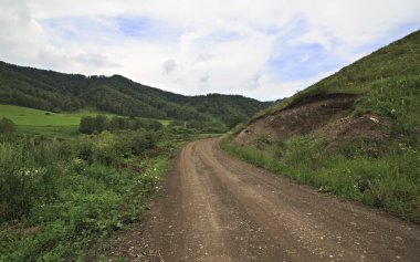 Dağlar arasında güzel yol.