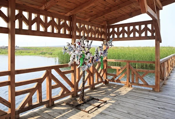 Tree of love on the bridge. Tourist Complex Siberian Podvorye. — Stock Photo, Image