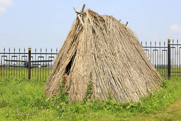 Hut made of straw. Tourist Complex Siberian Podvorye. — Stock Photo, Image