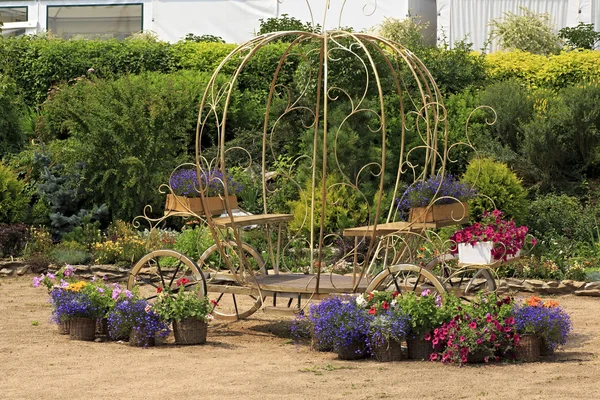 Μεταφορά σιδηροδρόμων στην κοιλάδα Blooming δενδρολογικός κήπος σπιτάκι σκύλου. — Φωτογραφία Αρχείου