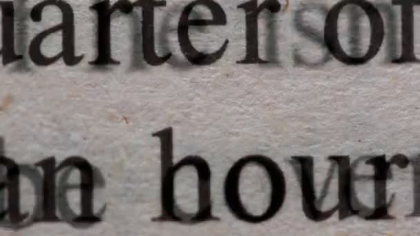 El texto se mueve sobre un papel muy de cerca . — Vídeos de Stock