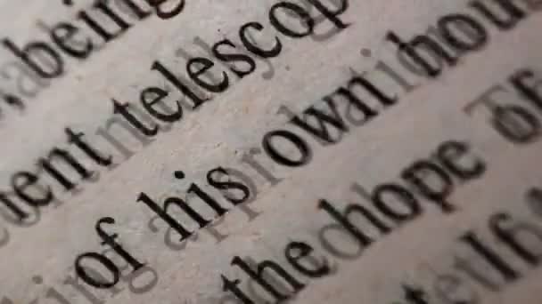 Texte se déplace sur un papier de très près .