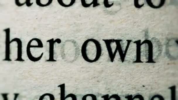 El texto se mueve sobre un papel muy de cerca . — Vídeo de stock