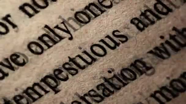 Texte se déplace sur un papier de très près .