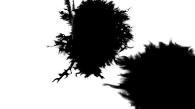 Kağıt üzerinde mürekkep damlaması.