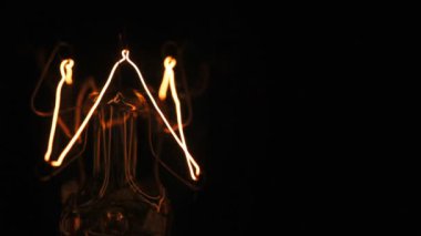 Titreşen ampul. Yakın çekim.