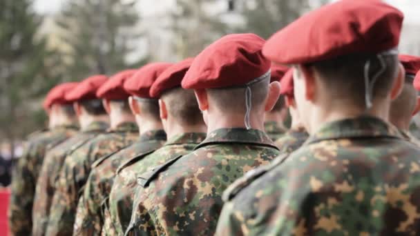 Columna de soldados. Desfile militar . — Vídeo de stock