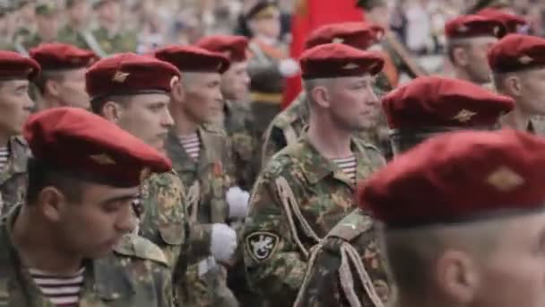 Soldaten marschieren vorbei. — Stockvideo