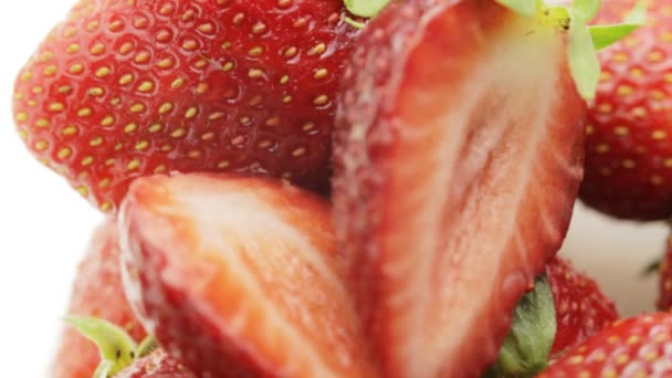 Natte aardbeien. Close-up. — Stockvideo