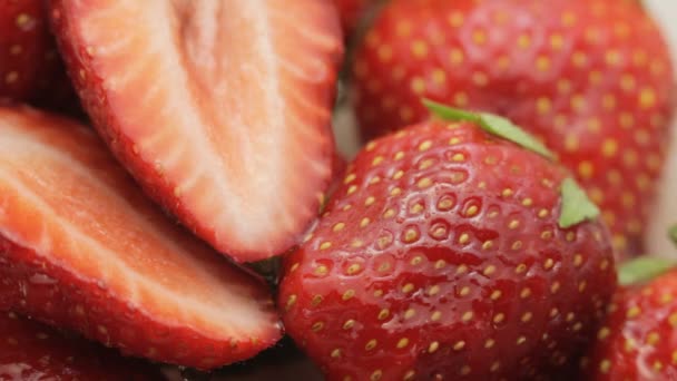 Fresas mojadas. De cerca. . — Vídeos de Stock