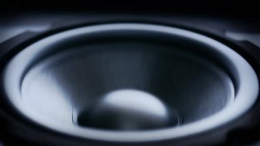 Sub-woofer hareketli, yakın çekim.
