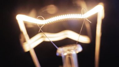 Titreşen ampul. Yakın çekim. 