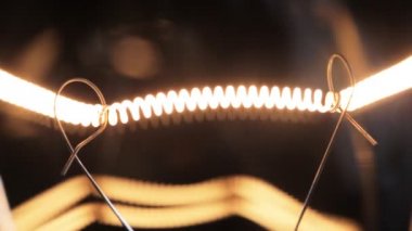 Titreşen ampul. Yakın çekim. 