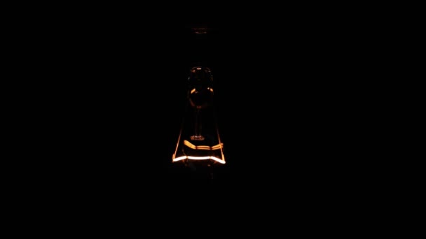 Prawdziwe światło żarówki migotanie. — Wideo stockowe