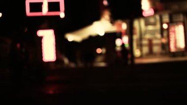 Gece şehir. İnsanlar tarafından gece şehrin sokaklarında.