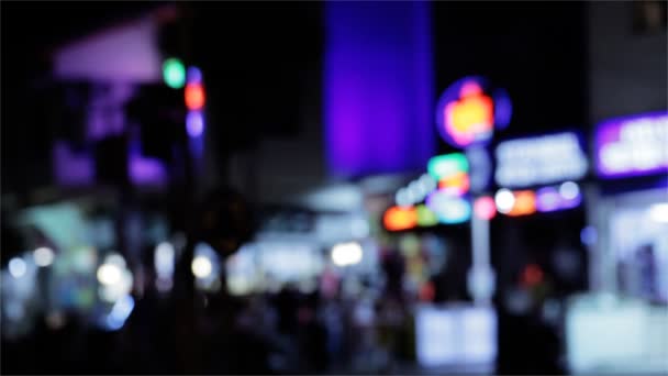 Ciudad nocturna. Gente por las calles de la ciudad nocturna . — Vídeos de Stock