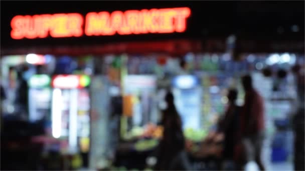 Ciudad nocturna. Gente por las calles de la ciudad nocturna . — Vídeos de Stock