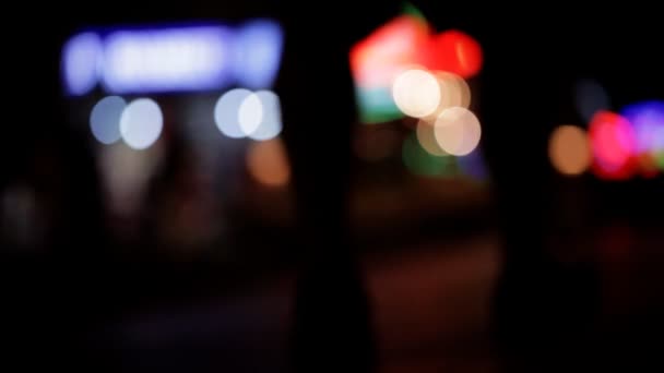 City Lights. Out of focus crowds of people and cars. — Stock Video