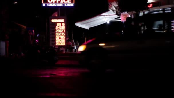 Ciudad nocturna. Gente por las calles de la ciudad nocturna . — Vídeo de stock