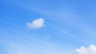 Zaman atlamalı bulutlar ile mavi gökyüzü.