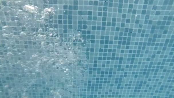 Bubbels onder water — Stockvideo