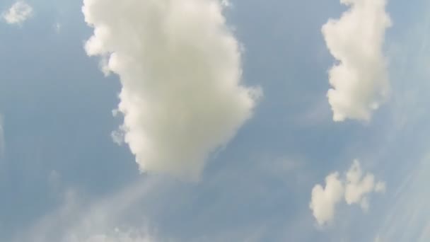 Ciel bleu avec nuages temporels . — Video