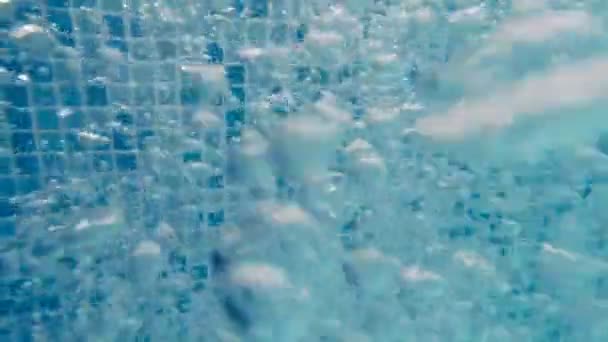 Bubbels onder water — Stockvideo
