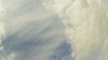 Zaman atlamalı bulutlar ile mavi gökyüzü.