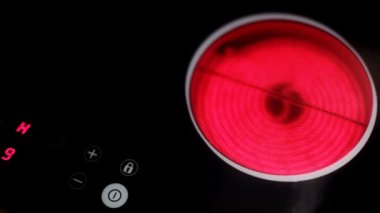 Yakın çekim yukarı ısıtmalı elektrikli soba