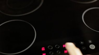 Yakın çekim yukarı ısıtmalı elektrikli soba