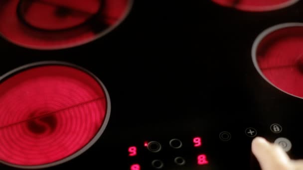 Gros plan d'un poêle électrique chauffé 