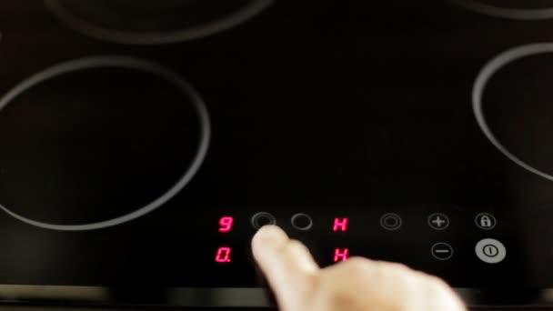 Κοντινό πλάνο του μια θερμαινόμενη επάνω ηλεκτρική κουζίνα — Αρχείο Βίντεο