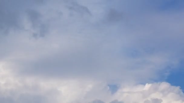 Ciel bleu avec nuages temporels .